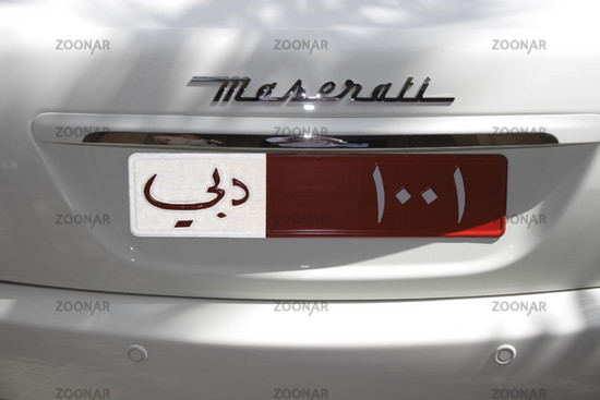 Heck eines Maserati mit Nummernschild in arabischer Schrift Dubai